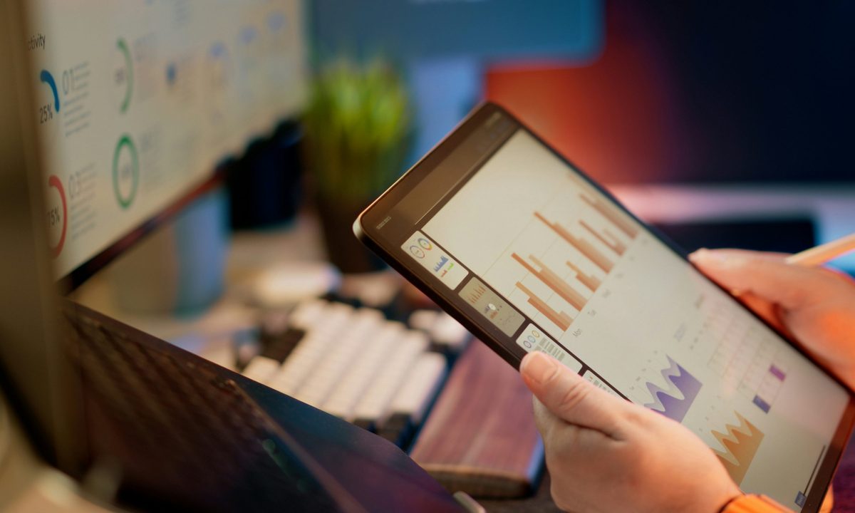 Analytics dashboard comparing tenders, prices and risks